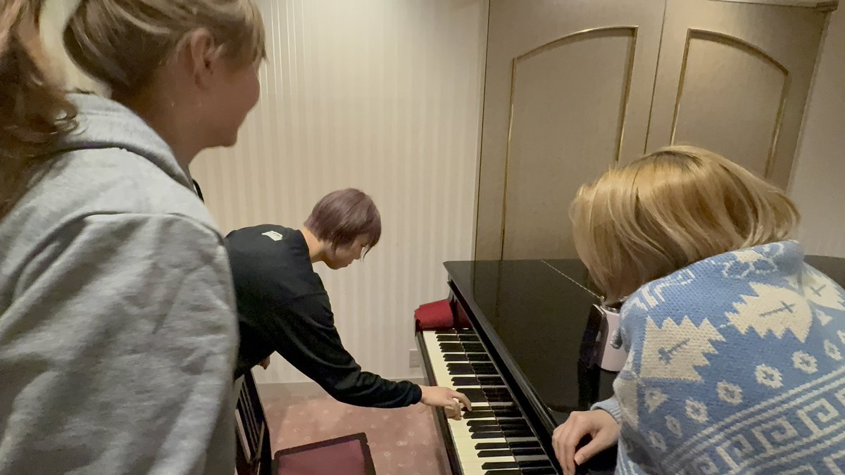 runa19981104's tweet photo. 《#今日のサンラビ》
ピアノの音するから来てみたら、
リーが弾いてました〜🎹♩
(リーは愛猫家です🐈‍⬛♡)

岩手、空気が冷んやりしてます🥶
そして、雪がパラパラ降ったり〜❄️

来られる皆様.気をつけてお越しください!
健康第一!🤧😷🦶🙏🙏

#今日のサンラビ
#トヨタ紡織サンシャインラビッツ https://t.co/JzHE7L7XjL