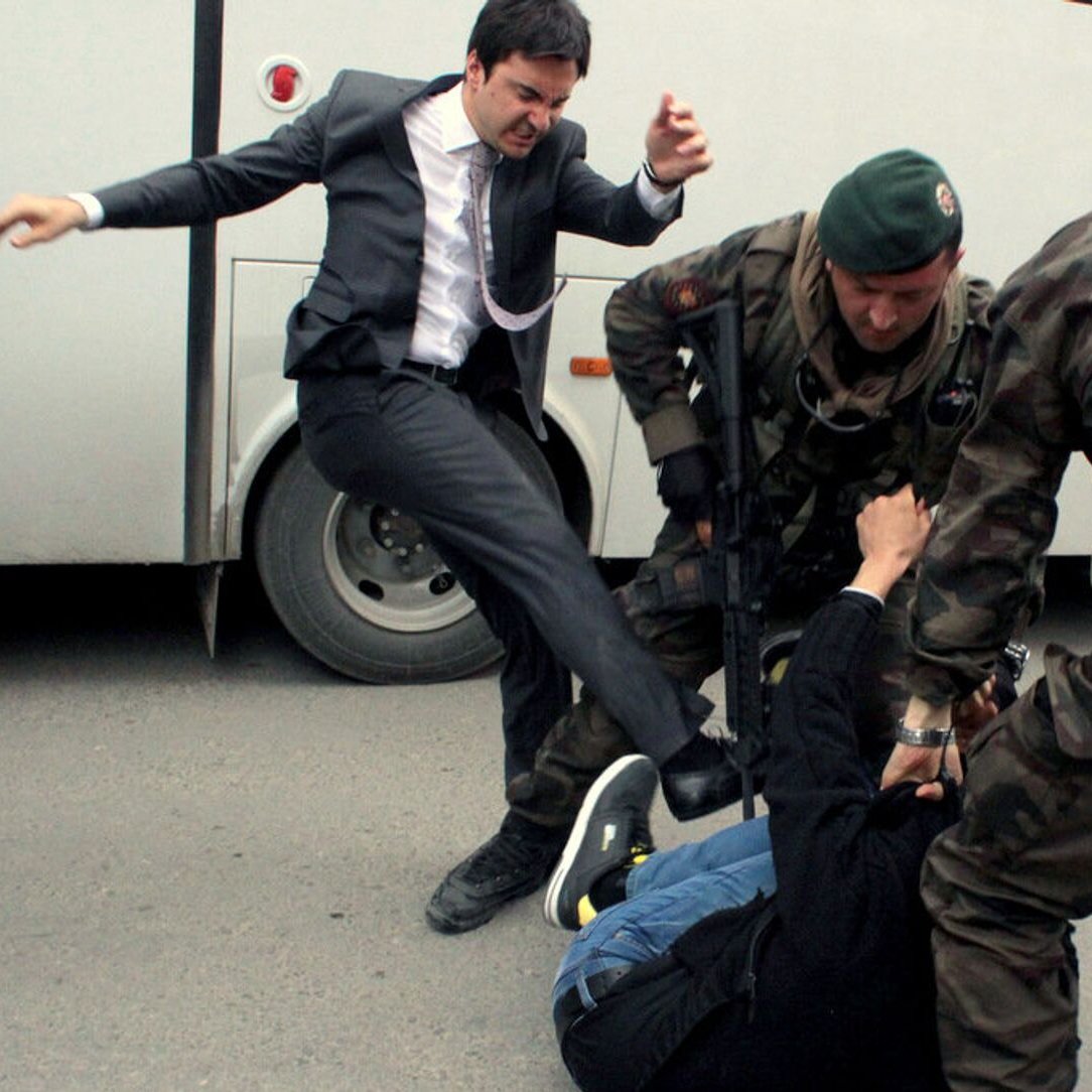 Soma’da 301 maden işçisinin can verdiği iş cinayetinden sonra madenci yakınını tekmeleyen AKP’li Yusuf Yerkel’i UNUTMA!