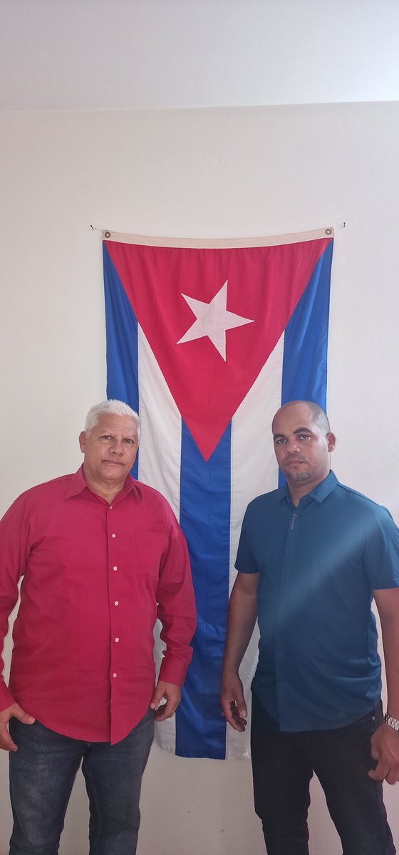 Recibe el Dr Noslando Ramos González Jefe Misión Médica Cubana Cabo Verde al Dr Olegario Leyva Escalona especialista en ginecología y obstetricia provincia Granma, sé incorporar a la #BMCCaboVerde 
#FidelPorSiempre