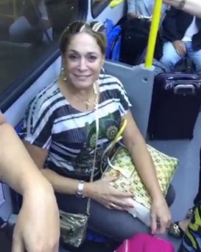 acordei com uma vontade de torrar mais de 10 mil com a minha vaidade…. eh salao de beleza roupa de marca e sandalia de grife no pé…