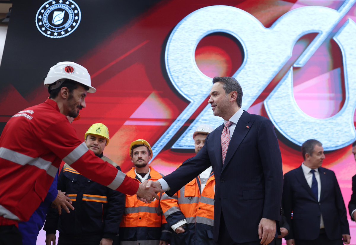 Cumhuriyetimizin sanayileşme hamlesindeki güçlü kurumları MTA ve ETİ MADEN’in 90. kuruluş yıl dönümü vesilesiyle kıymetli çalışma arkadaşlarımızla bir araya geldik.

“Sanayinin lokomotifi doğal kaynaklardır” vizyonuyla kurulan bu iki güzide kurumumuz, ülkemizin yeraltı