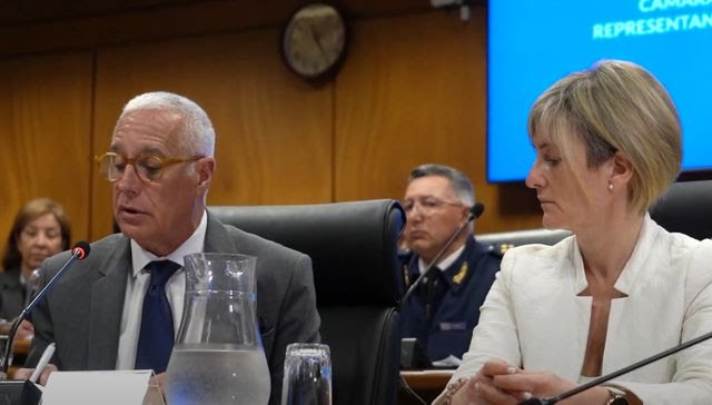 En cuanto a las críticas porque en el Presupuesto se indica que se cubrirán 1.000 vacantes en el ministerio, cuando el programa del Frente Amplio prometía 2.000, respondió: “Son más de 1.000 vacantes que se cubren, que significa nuevos funcionarios policiales, a los que debemos