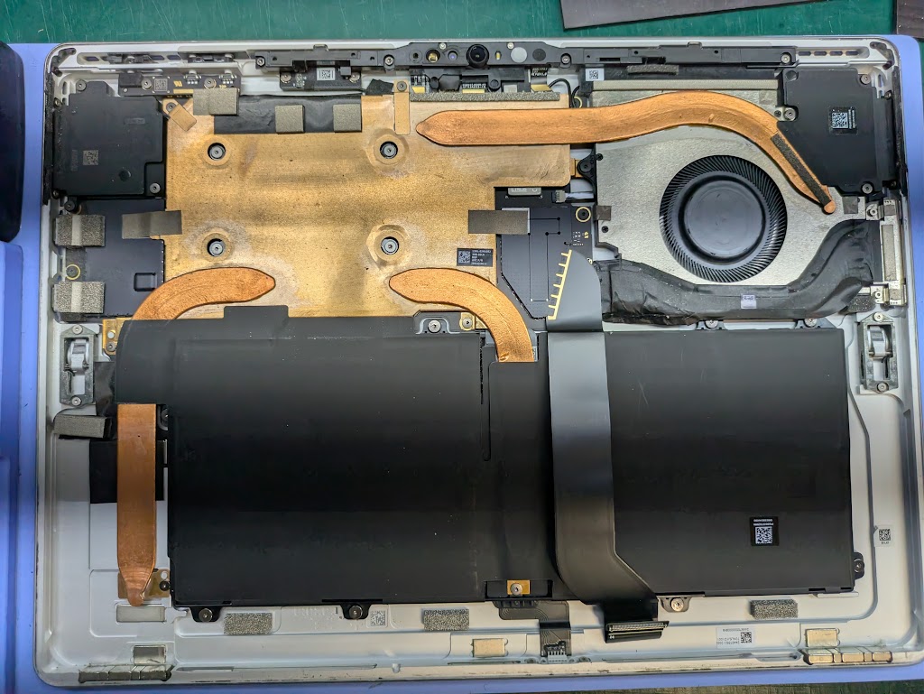 smartmax_repair's tweet image. ＃Surface ＃Pro9
ディスプレイ割れ交換修理のご依頼です。
いつも当店をご利用頂き、誠にありがとうございます。
👩‍💻🧑‍💻
液晶が割れている状態で画面が一部何も見えない様子😱
表示が乱れていても、起動の確認は出来ますので、
新品ディスプレイに交換して無事、
修理完了です📺✨
＃タブレットまっくす