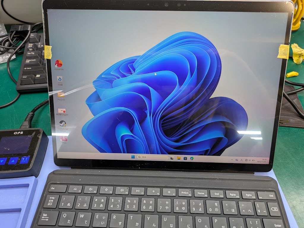 smartmax_repair's tweet image. ＃Surface ＃Pro9
ディスプレイ割れ交換修理のご依頼です。
いつも当店をご利用頂き、誠にありがとうございます。
👩‍💻🧑‍💻
液晶が割れている状態で画面が一部何も見えない様子😱
表示が乱れていても、起動の確認は出来ますので、
新品ディスプレイに交換して無事、
修理完了です📺✨
＃タブレットまっくす