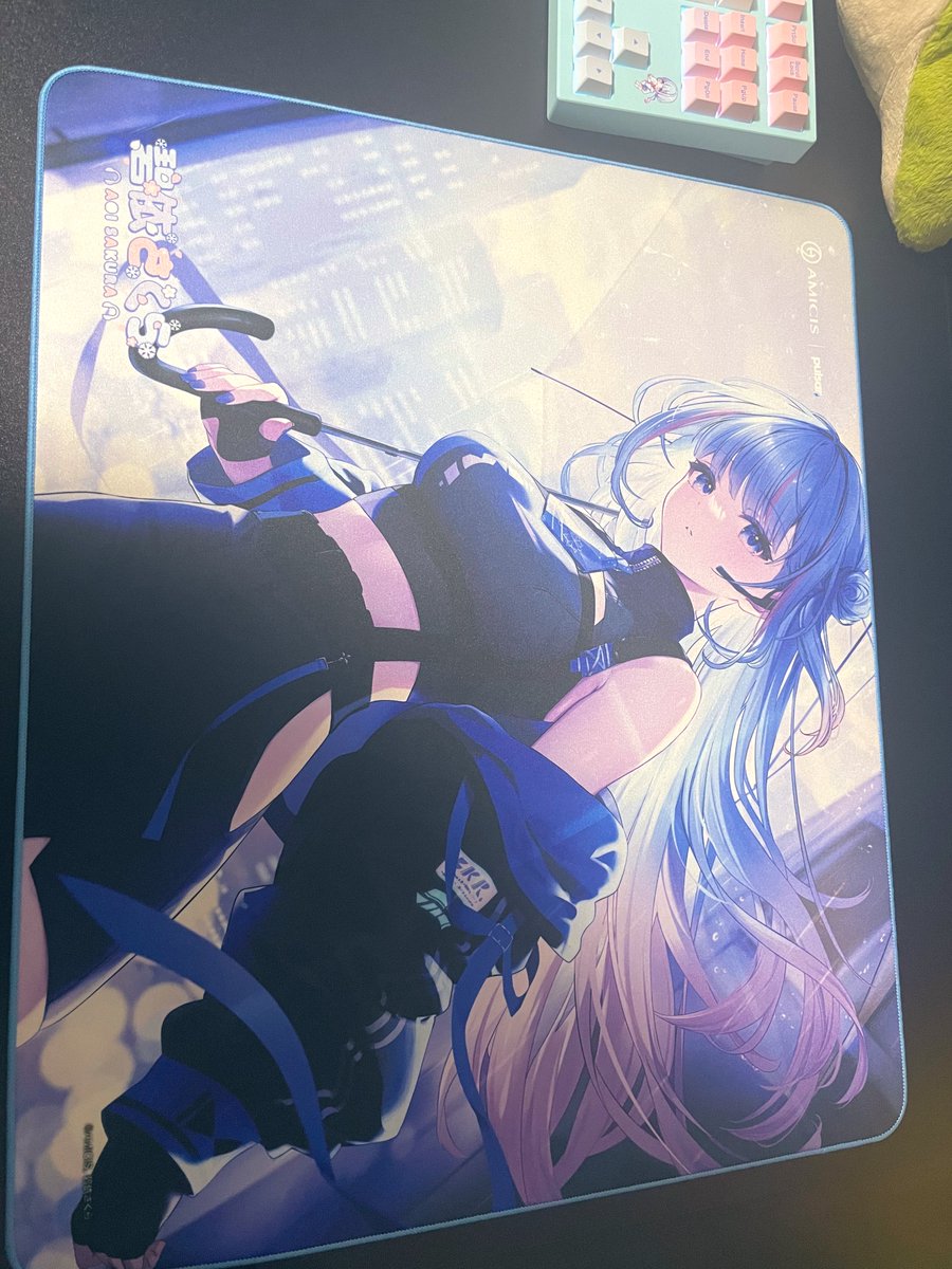 お嬢からコラボマウスパッド貰った〜！！🙌 ありがとおおお！！🥳 普段
