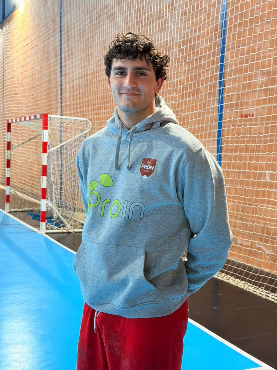 😍No te enamores a primera vista… pero ya está aquí la nueva sudadera de paseo del club 

Disponible los días de partido en taquillas por solo 25€.

😉💬Y ahora la gran pregunta:
¿A qué jugador crees que le sienta mejor?