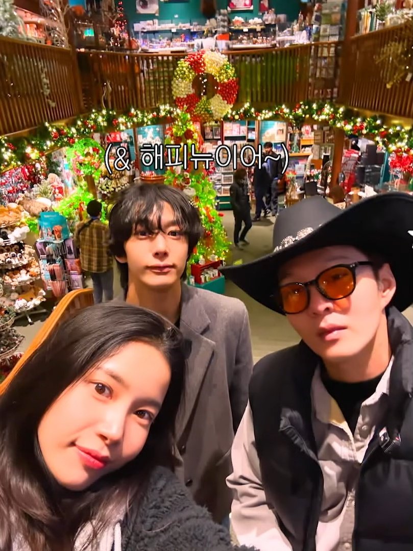 yongtinybear's tweet image. love the chemistry so much, every minute of this show is so entertaining and nice, the vibes are immaculate

love the natural jokey jokes and banter, they&apos;re so great and smart at comedic timing and entertainment, love how into it they are yet so calm and nice and wuah