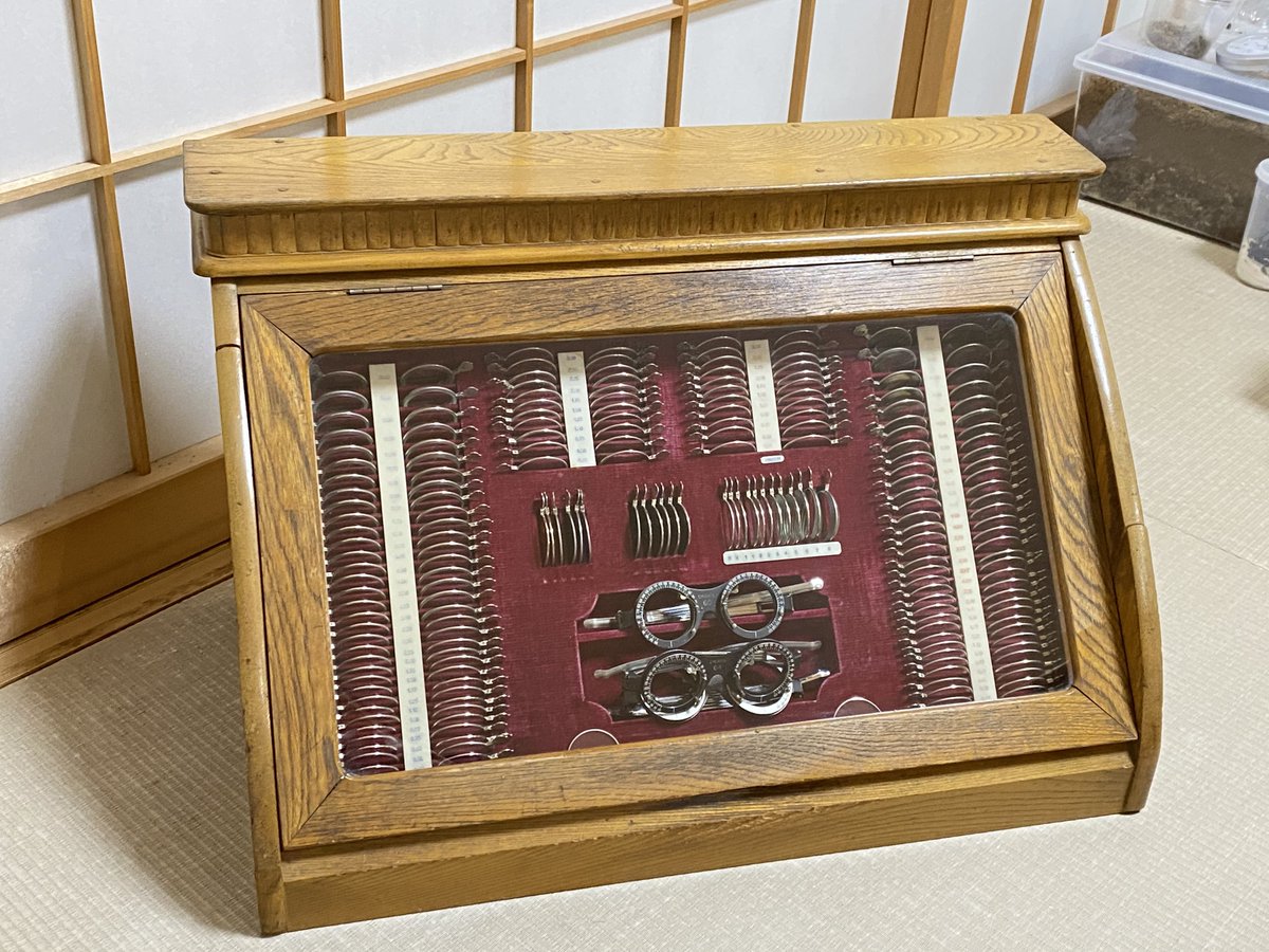 4年前に何となく購入した昭和6年製造レトロな検眼レンズセット(^^)お家