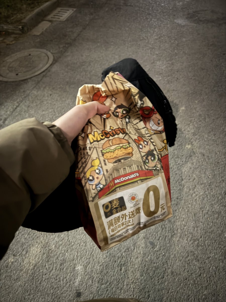 没关系的，大家都会做错选择，会莫名其妙掉眼泪，走在路上会突然崩溃，但这不影响我吃麦当劳。