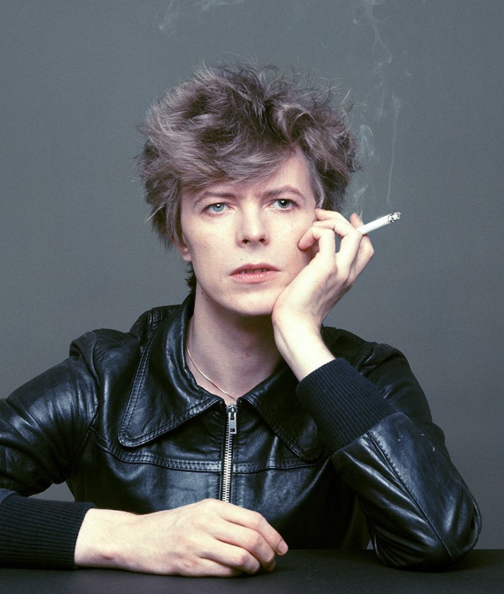 En 1977 David Bowie habia empezado a escapar de un lugar muy oscuro gracias a la música. Pero necesitaba más para completar ese viaje.

Y en el camino nos enseñó que todos podíamos ser héroes.

Aunque fuera por un día.

Hoy, en #LaHistorietaMusical, la Trilogía de Berlín (II).