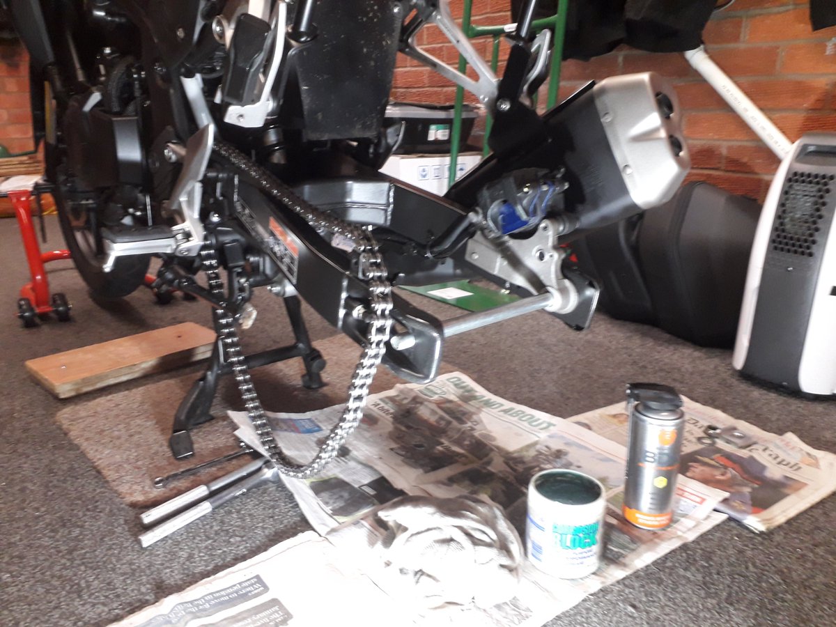 This wheel's never been off.
Time to remove, clean, lubricate &amp; protect.
No grease on spindle as expected.
Well what else would I be doing today? 🤷‍♂️😄