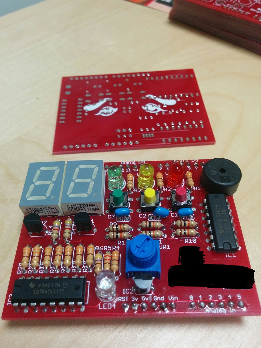 esperina_e's tweet image. 最近よく電子工作の話するので過去に自作した基板を紹介（個人情報書いてた部分は黒塗り）
初めてCADで設計したArduino学習用のシールド
ハードとソフトの基礎両方学べる様にスイッチやLEDなどよく使う物を色々実装しました

LED 単色、RGB、7SEG
スイッチ
ボリューム
温度センサー
ブザー

が使えるよ