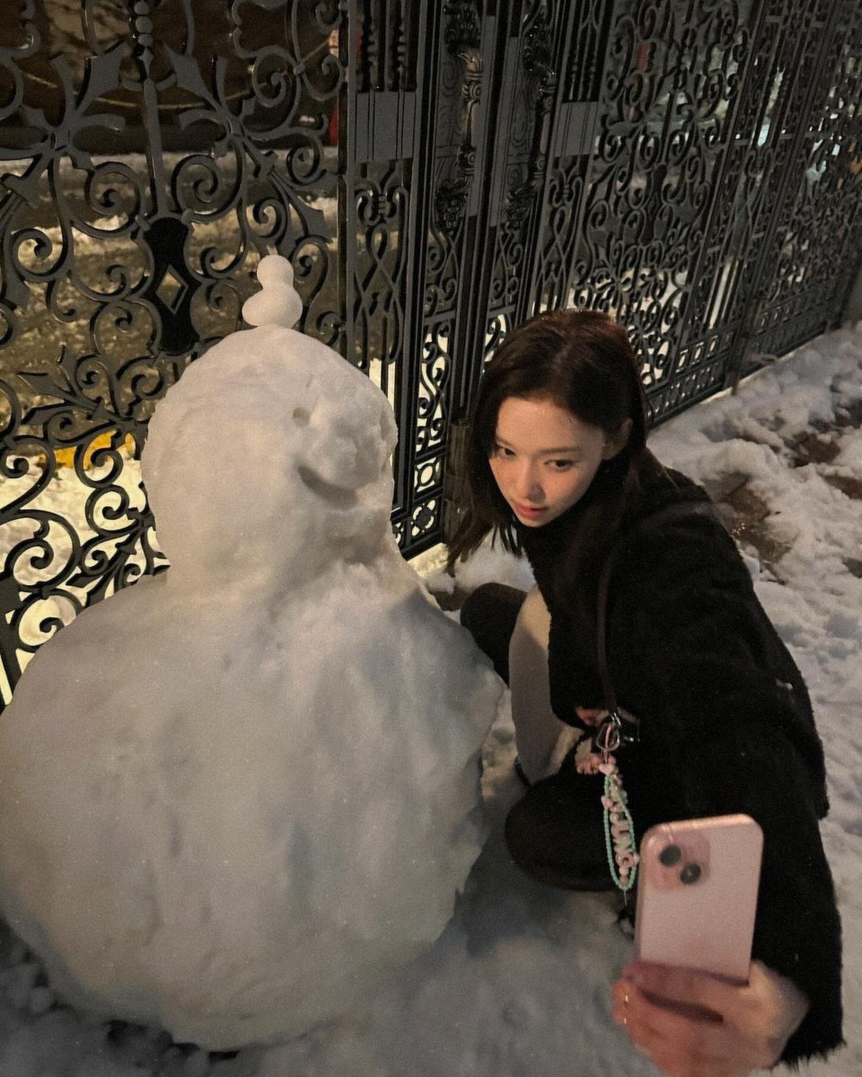 winter0_1_0_1's tweet photo. 눈 오는 날 생각나는 민정이☃️🤍 https://t.co/5OYUqvzfLe