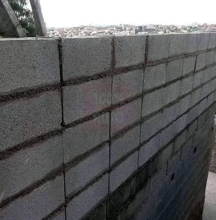 guilhemricavy's tweet photo. Sans doute un carreleur en reconversion pour aligner les blocs comme ça 😏
(le DTU 20.1 prévoit la pose à joints décalés avec un décalage > 40 % de la longueur du bloc, idéalement entre 20 et 25 cm pour un agglo classique) #teamBTP https://t.co/jMccIXybvk