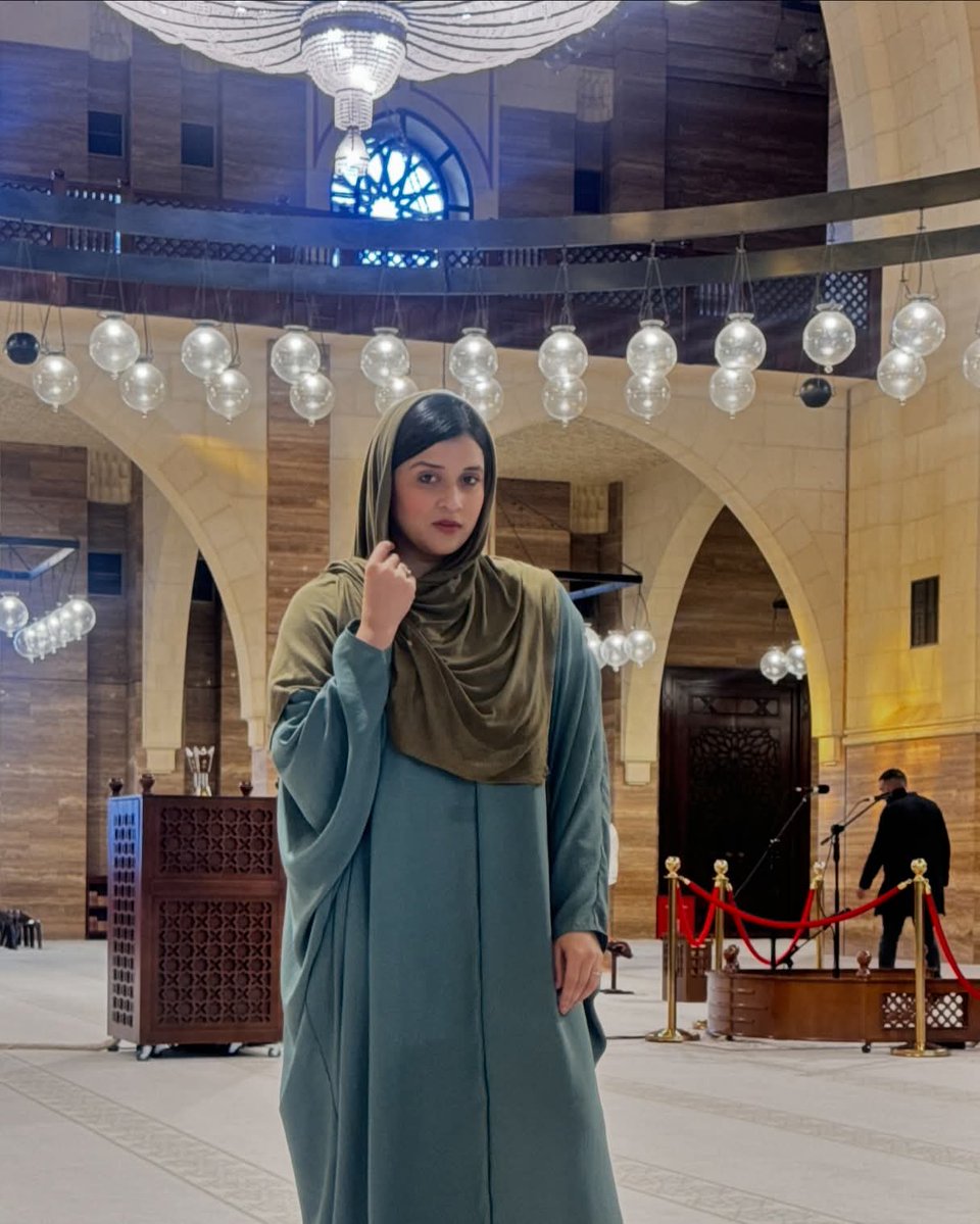 प्रियंका चोपड़ा की बहन मनारा चोपडा बुर्क़ा पहनकर कर बहरीन की सबसे बड़ी मस्जिद ग्रेंड अल फतह मे गयी , मनारा चोपड़ा ने कुरआन की आयत और अजान सुनकर ख़ुशी जाहिर की ,

जिसके बाद कुछ नफरती लोगो ने उन्हें ट्रोल करना शुरू कर दिया कि आपको मस्जिद की जगह राम मंदिर के दर्शन करने चाहिए थे ,