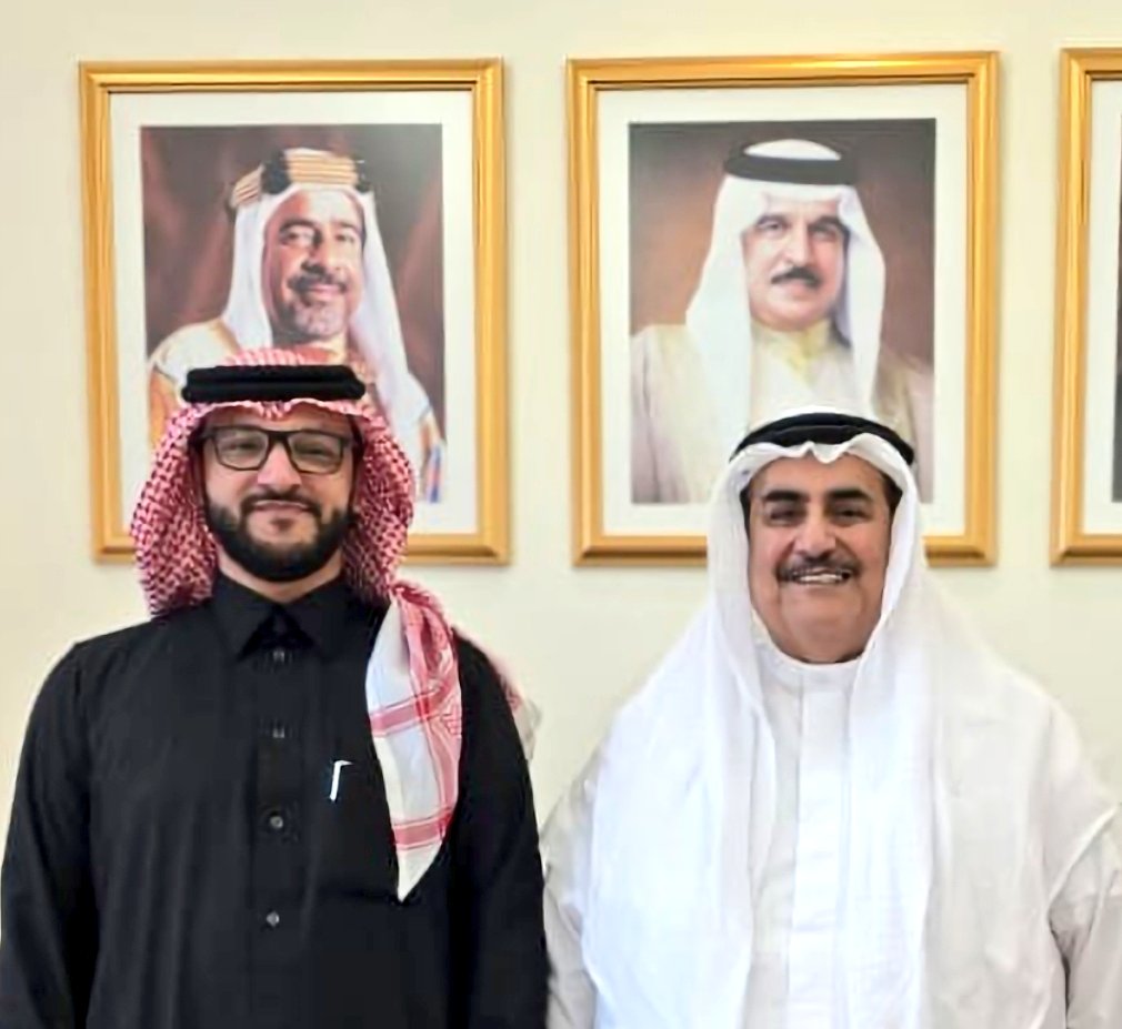 سعدتُ هذا الصباح بلقاء الصديق الغالي سمو الشيخ خالد بن أحمد آل خليفة، مستشار جلالة الملك للشؤون الدبلوماسية، في مكتبه بقصر القضيبية، وباركتُ له نجاح قمة البحرين 🇧🇭.

قبل تسعة أعوام قدّم لي حكمة دبلوماسية عميقة في واشنطن، مفادها أن «تجديد العلاقات أهم من صناعة علاقات جديدة».