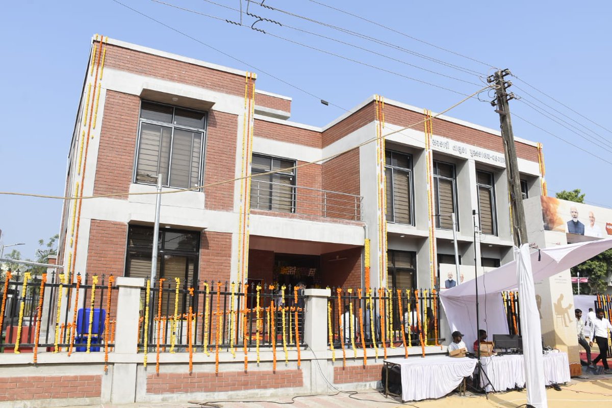 માન. નાયબ મુખ્યમંત્રીશ્રી <a href="/sanghaviharsh/">Harsh Sanghavi</a>એ વડગામ ખાતે ૪ કરોડના ખર્ચે નિર્મિત ૨૦ હજાર પુસ્તકોની ક્ષમતા સાથે ૧૬૯ બેઠક ક્ષમતાવાળી સુવિધાઓથી સજ્જ તાલુકા કક્ષાની આધુનિક લાઇબ્રેરીનું લોકાર્પણ કરી, ઉપલબ્ધ સુવિધાઓનું નિરીક્ષણ કરીને ઉપસ્થિત વિદ્યાર્થીનીઓ સાથે સંવાદ સાધ્યો હતો. <a href="/CMOGuj/">CMO Gujarat</a>