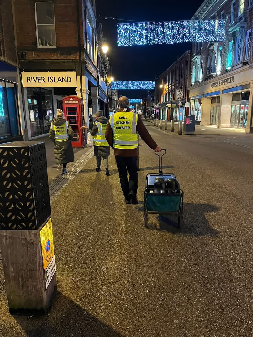 Wednesday Welfare Walkabout 

We handed out 18 pots of hot food
&amp; joined Paddington for a photo. Thx to our volunteer for the chicken casserole &amp; to the kind soul who  donated sandwiches. 

Grateful for everyone who supports Soul Kitchen. Small acts of kindness really do add up.