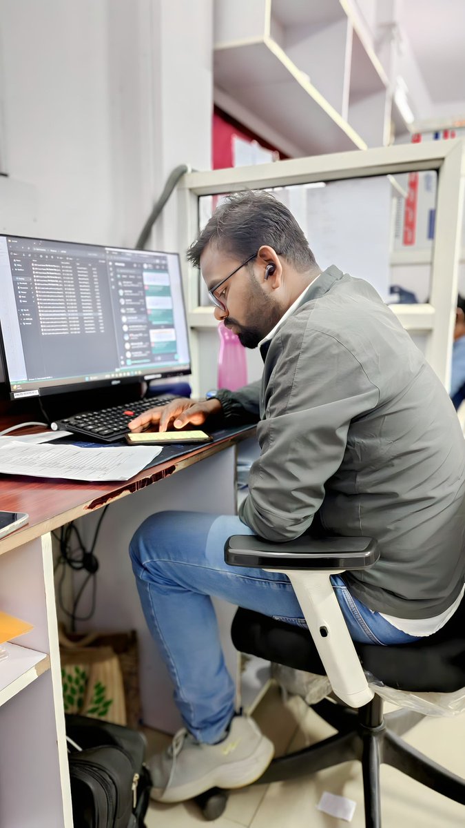 SBGuide1's tweet image. जंगल जंगल ढूंढ रहा है मृग
अपनी कस्तूरी को कितना मुश्किल
है तय करना खुद से खुद की दूरी को