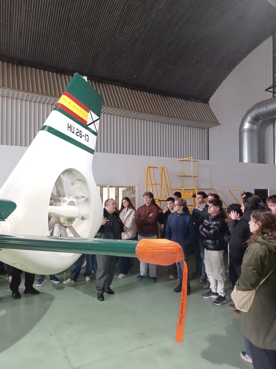GUARDIACIVILCYL's tweet photo. Hoy han visitado la U.A. De León,alumnos de 4 curso del grado de ingeniería aeroespacial. Esperamos que os haya gustado. https://t.co/JmXjVdOrVv