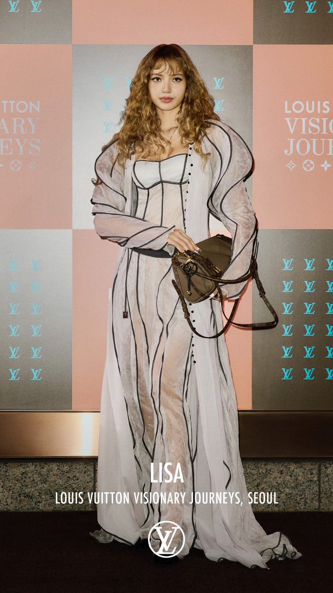 .<a href="/LouisVuitton/">Louis Vuitton</a> IG story update with #LISA: 

🔗 instagram.com/stories/louisv…

<a href="/wearelloud/">LLOUD</a> 

LISA X LV THE PLACE 
#LISAxLouisVuitton