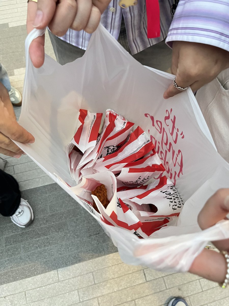 ฉันตลกเมนเตนล์มาก เอากอวมาให้และฝากแจกที่เหลือเพราะต้องไปรันคิวแล้ว ละเป็นใครก็ไม่รู้ เห็นม่วงๆชียัดใส่มือเลย 55555555555

#TENxSpotifyTH25