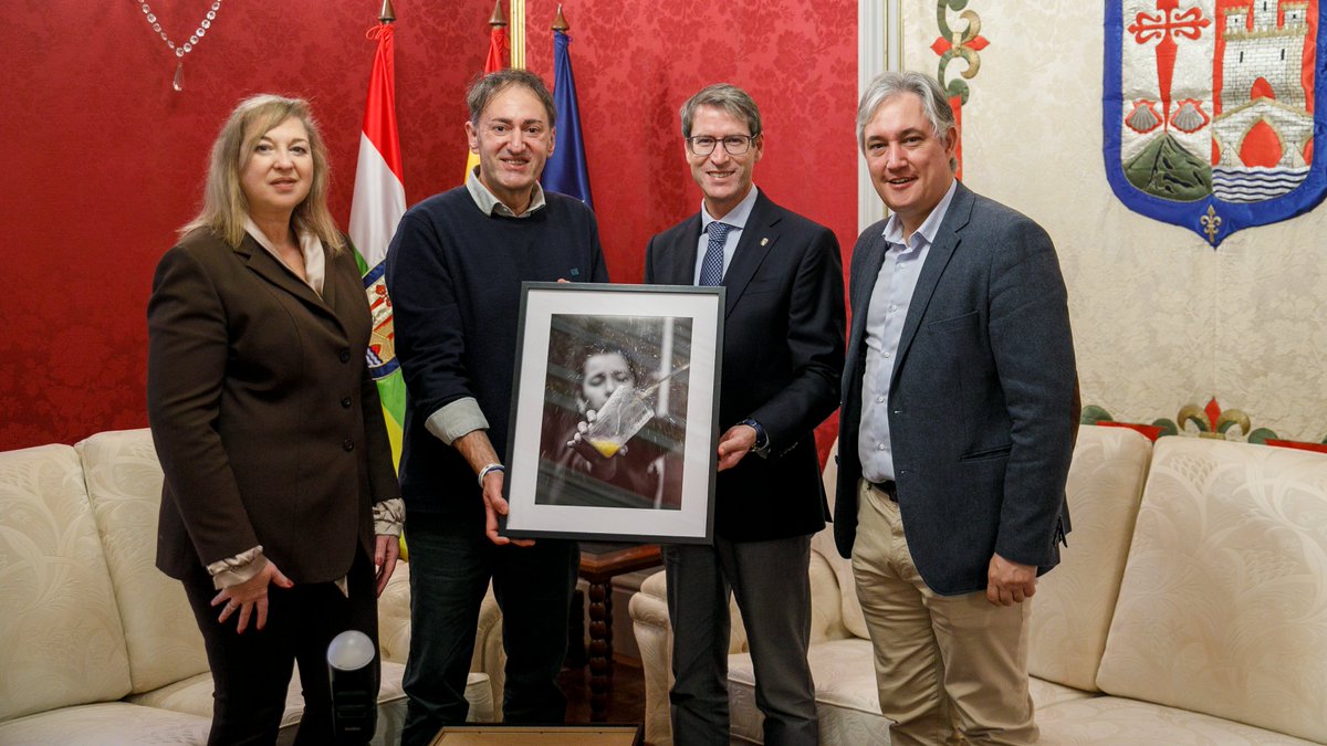 El presidente <a href="/CapellanGonzalo/">Gonzalo Capellán</a> junto al consejero José Luis Pérez Pastor han recibido al fotógrafo riojano Eduardo San Vicente, medalla de oro de la Confederación Internacional de Fotografía tras proclamarse vencedor del XVII Concurso Internacional de Fotografía de la Sidra 2025.