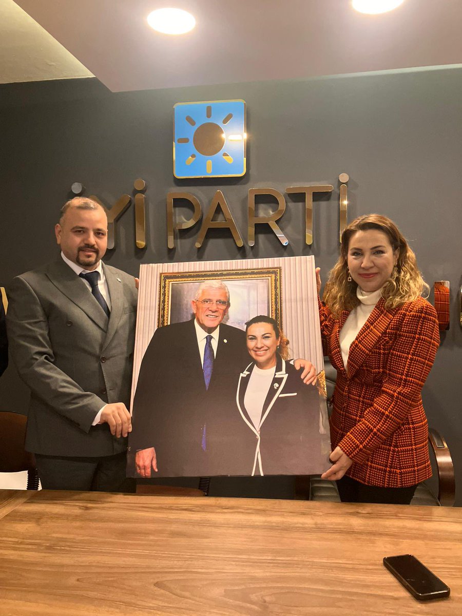 İl Başkanımız Sn. Ülkü Doğan’a hayırlı olsun ziyaretinde bulunan, Bornova İlçe Başkanımız Sn. Oğuzhan Yar ve yönetimine nazik ziyaretleri ve kıymetli hediyeleri için teşekkür ederiz.