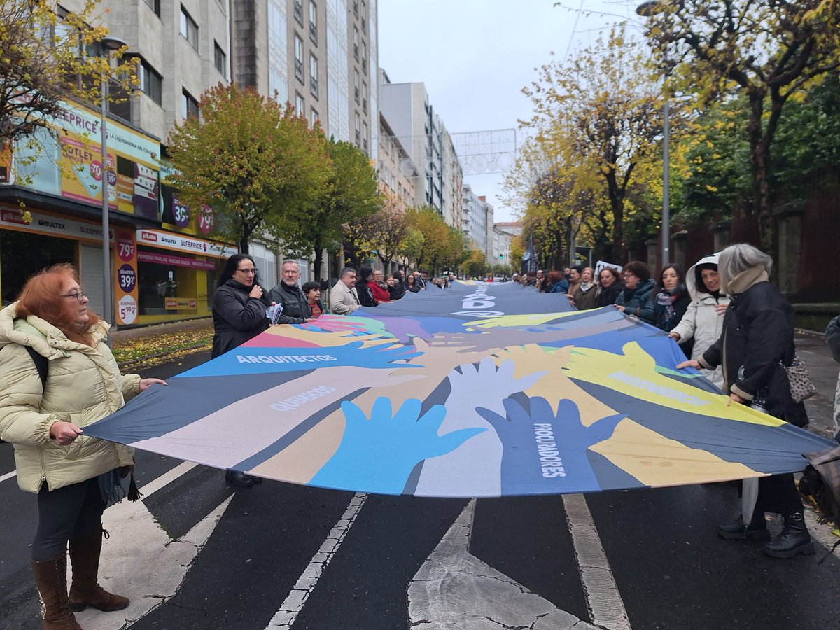 Apoiando con <a href="/iagotabaresOU/">Iago Tabarés</a> as reivindicacións d@s avogad@s e procurador@s da quenda de oficio, para conseguir un baremo xusto e suficiente. Hoxe o #PP rexeitaba as emendas do <a href="/obloque/">BNG - Bloque Nacionalista Galego</a> aos orzamentos que recollían melloras para estes profesionais que garanten a xustiza gratuíta!