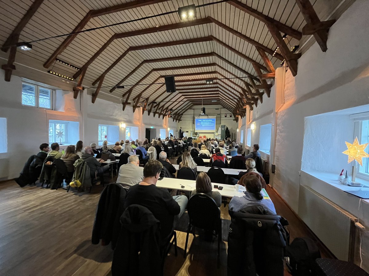 Skolinkvisition's tweet image. Föreläst om NPM, skolans ekonomi och lärares sjuktal för Sveriges Lärare i Kalmar. Kommunens ekonomichef tar över efter lunch. Hans uppgift är svårare än min men han sköter sig jättebra.