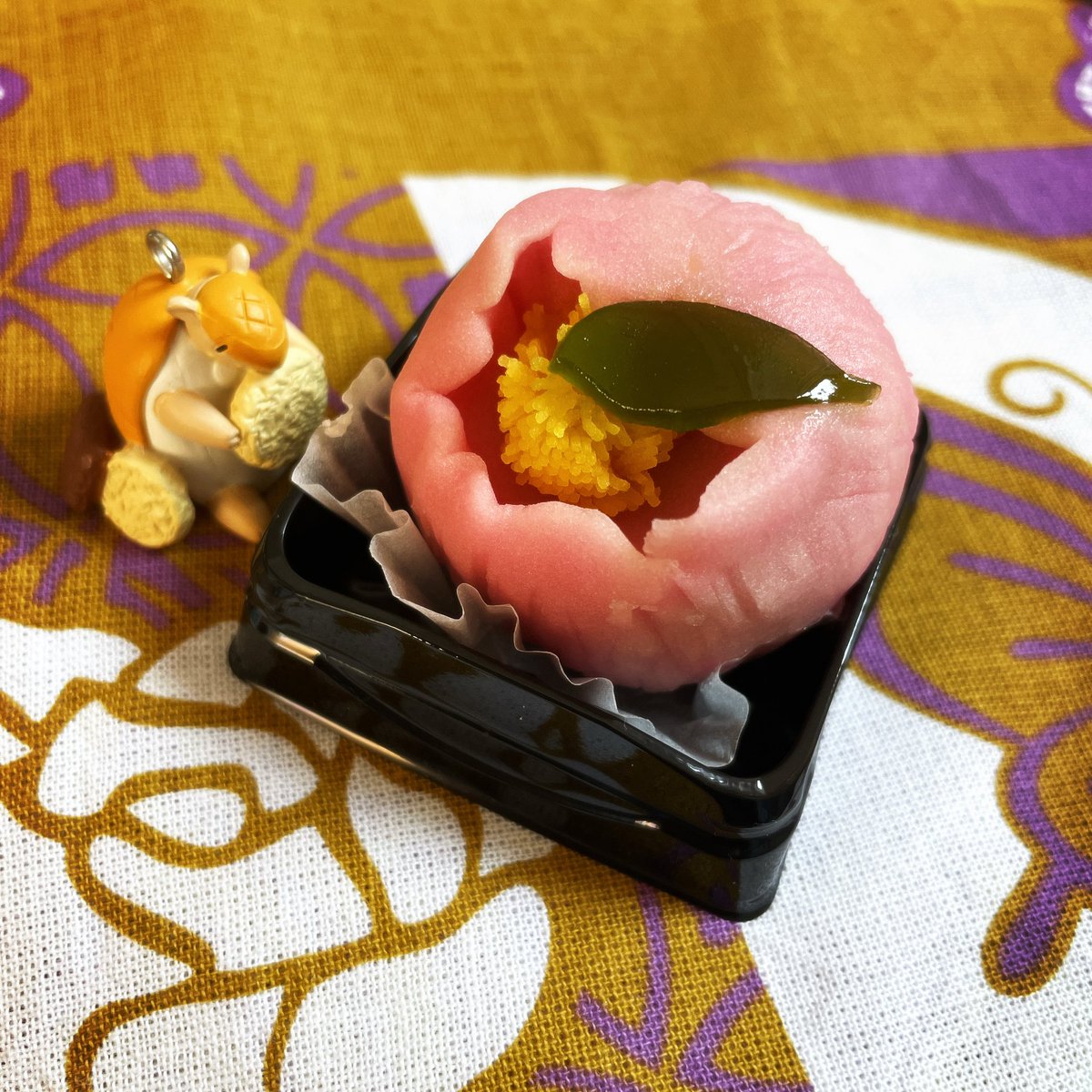 牡丹の練り切り。可愛くて美味しい。定期的に和菓子屋さん覗くと季節の