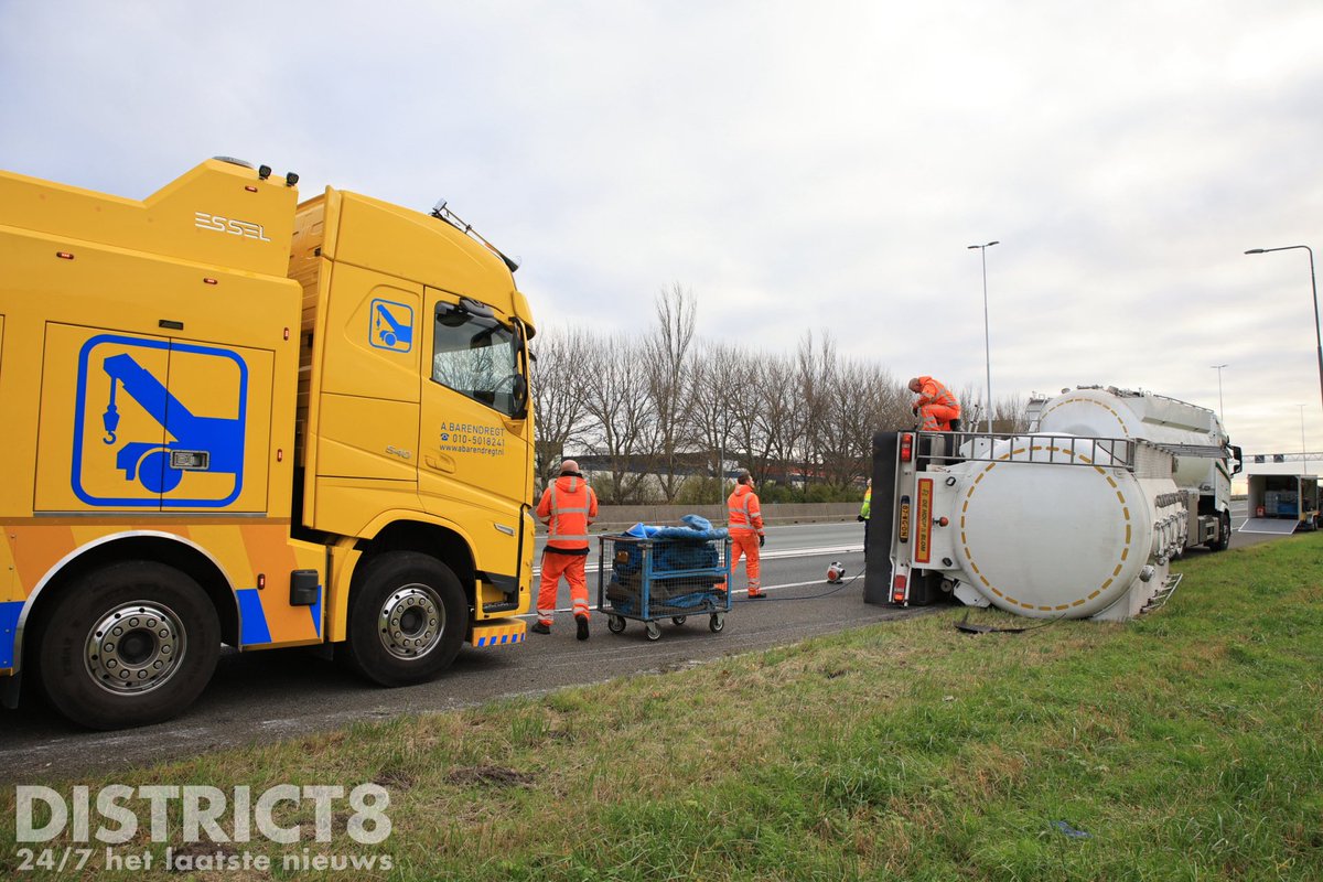 Gekantelde vrachtwagen op A20 bij Maasdijk