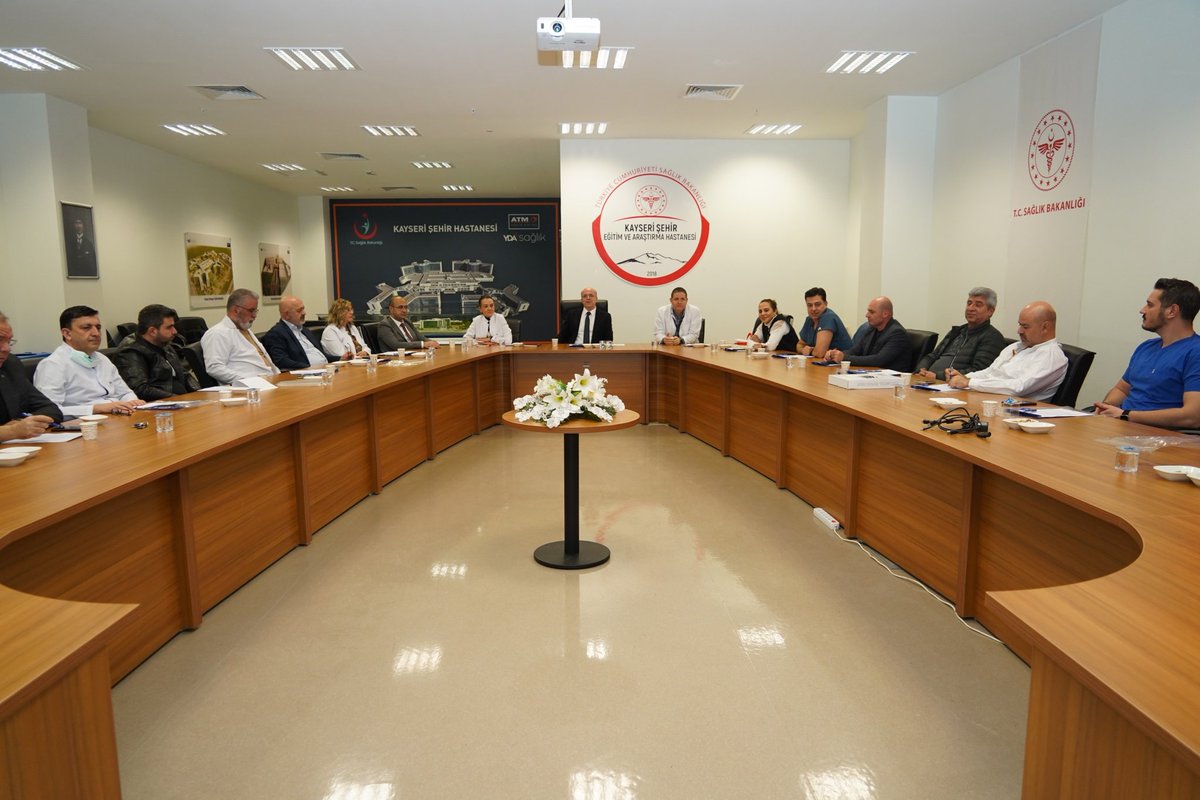 Kayseri Şehir Hastanesi Başhekimi Prof. Dr. İbrahim Özcan Başhekimlik Toplantı Salonu'nda Cerrahi Kliniklerimizin İdari ve Eğitim Sorumlularıyla bir araya gelerek sunulan sağlık hizmetlerinin verimliliği hakkında istişarelerde bulundu.