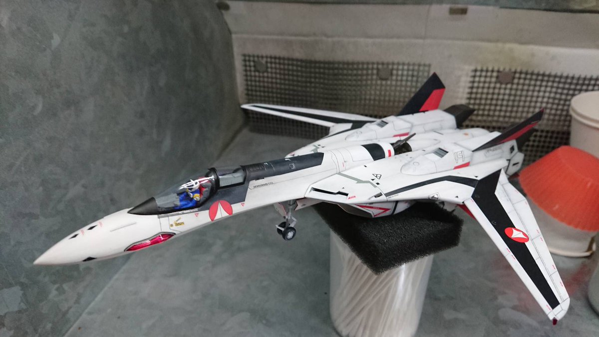 Sinmora's tweet image. リハビリがてらのYF-19が完成(´･ω･｀)
センサー類にホログラム系シート使ったけど、写真やとやっぱ写らんね