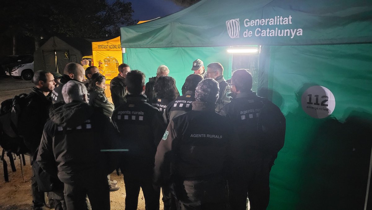 🔴 La prioritat és evitar que els senglars puguin sortir de la zona infectada.

🚁 Els drons ens permeten cobrir zones amb vegetació densa i accelerar la cerca.

Dia i nit, coordinem operacions amb drons —alguns amb càmeres tèrmiques— per localitzar cadàvers i exemplars vius.