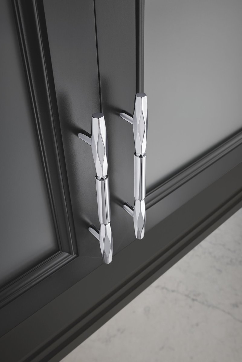 TopKnobs's tweet image. #CollectionCloseUp: Regent’s Park 

Immerse yourself in the decadent details and alluring charm of the Regents Park Collection. Drawing inspiration from the royal grounds of London’s Regents Park, this collection brings the opulence and romance of European design into your home.