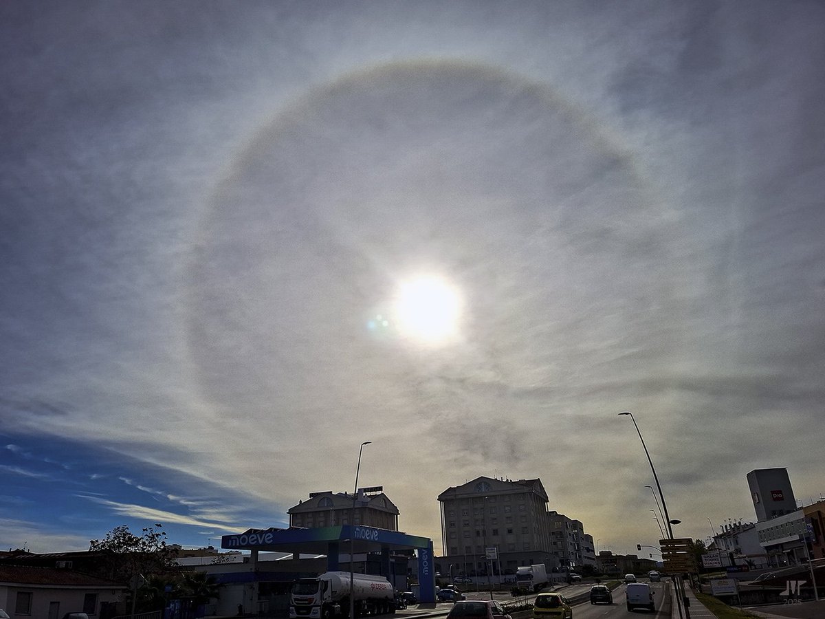 un #halo solar con el móvil, el pasado lunes
<a href="/PlanetarioMad/">Planetario de Madrid</a> #cielosESA