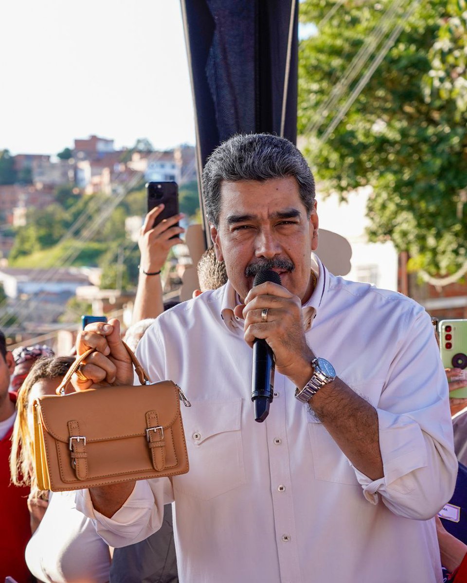 MargarethRuiz23's tweet image. ¡El Poder Popular avanza! 🇻🇪

✅ Alegría en las calles de Petare.
✅Migrantes regresan a casa.
✅Obras entregadas: cancha en Upata, plaza en La Guaira, teatro en Maracay.
✅Decreto para producir el mejor asfalto.

¡Vamos por más victorias!
@NicolasMaduro

 #PoderPopular