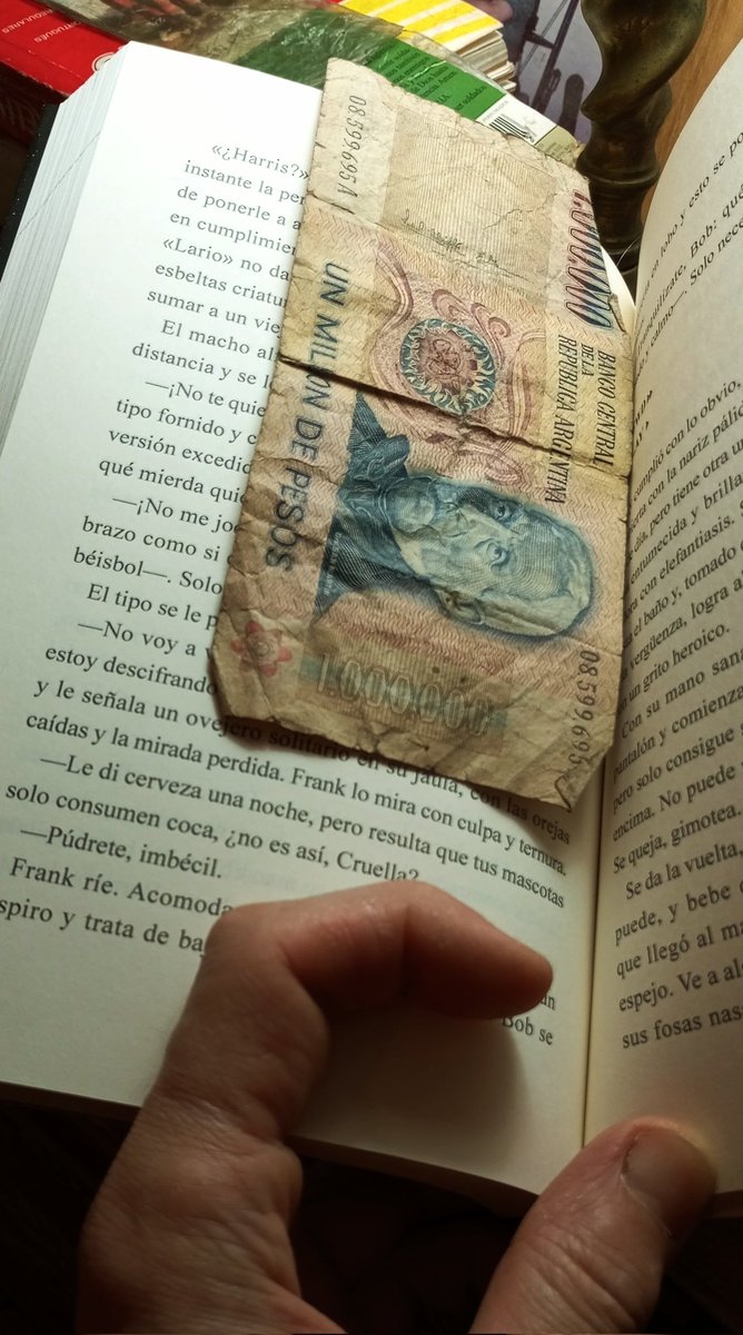 El "señalador" que usa mi vieja para leer el libro: lo más cerca que voy a estar de ser un autor millonario.
Soy fan de los billet(perdón, quiero decir de los señaladores). ¿Cuál es el tuyo?