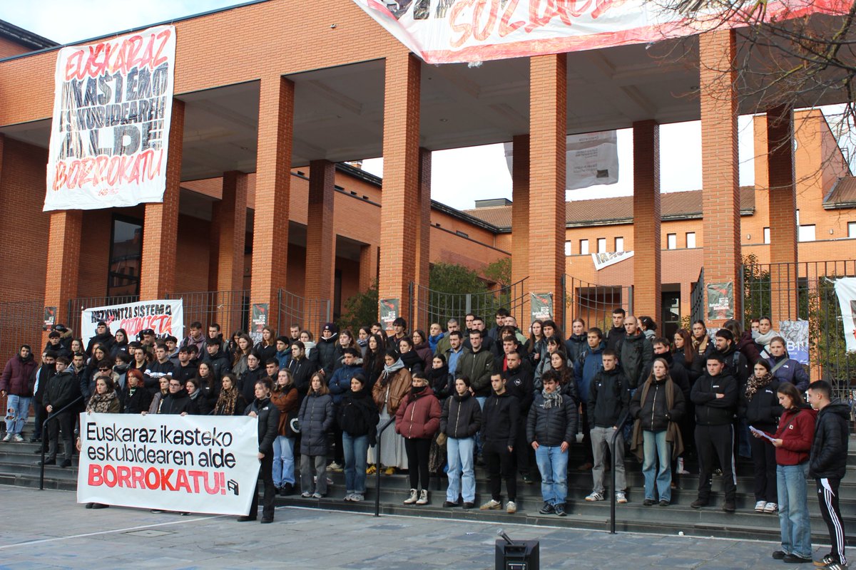 Amaitu dira Faxismoaren aurkako Herri Unibertsitateak. Bi egunez bizi dugun testuinguruaz eta faxismoaz hausnartu, eztabaidatu eta ikasle langileok ditugun erronkez hitz egin dugu.

📸👇