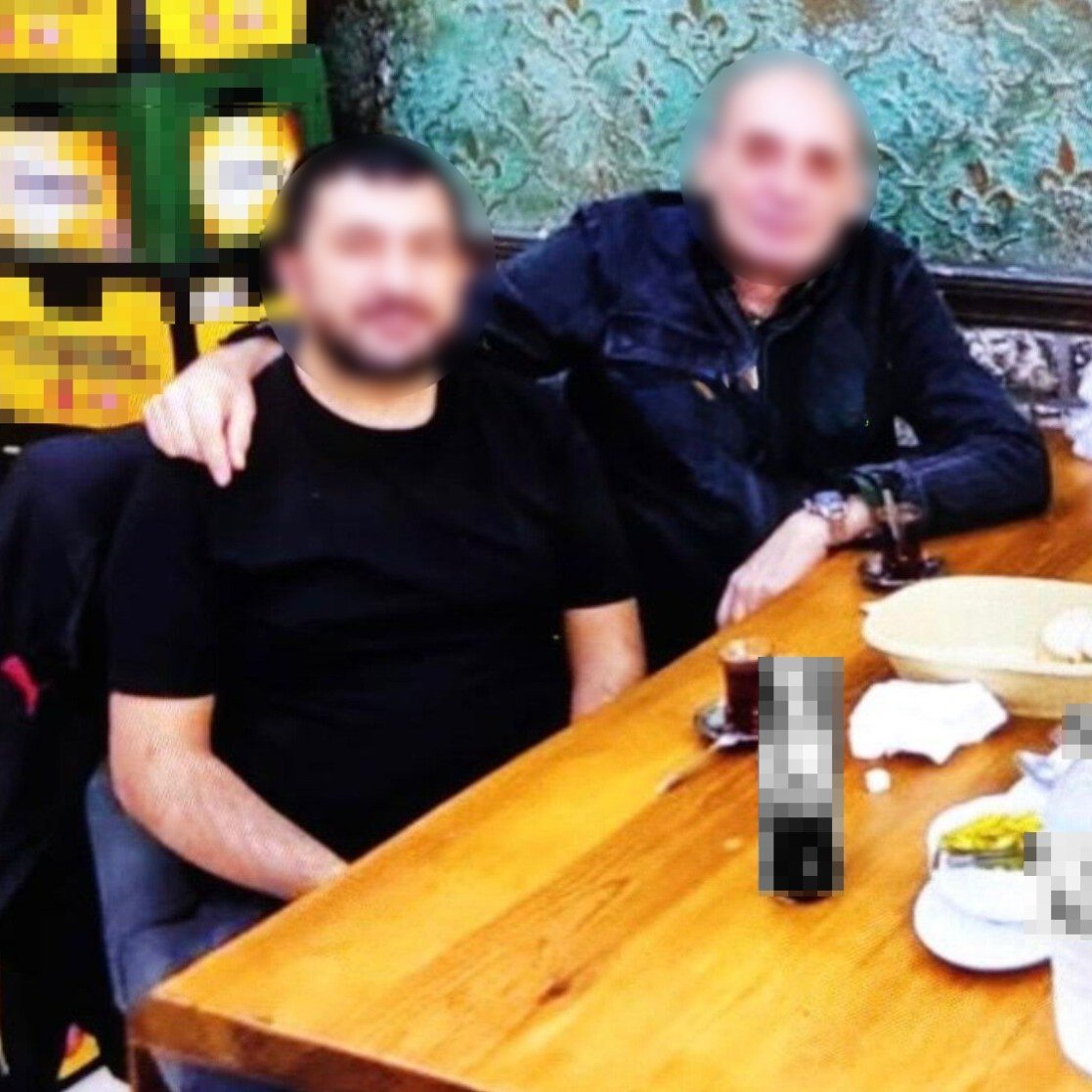 bpthaber's tweet photo. Büyükçekmece Adliyesi'nde yaklaşık 150.000.000 TL'lik soygunla ilgili tutuklanan şüpheli Kemal D'nin ifadesi:

— Ben suçsuzum, Suçlamayı kabul etmiyorum. Olayı emanetten sorumlu savcıya ben haber verdim.

— 28 yıldır memurum. 14 senedir bu adliyede adli emanette memurum. Bugüne kadar böyle bir şey yaşanmadı.

— Erdal’ın, kumar borçları var herkes biliyor. Bir çok memurdan borç alıp vermediği var.

— Whatsapp grubuna 'beni yalnız bırakın, aramayın sormayın,' şeklinde mesaj attı. Sonra WhatsApp sildi. İntihar etmesinden korktum.

— Memur aradaşlar evine gidip iyi oldugunu gördüler. Erdal T'yi babasının yanında buldular. Beni görüntülü aradılar.

— 1 Aralık'ta tekrar gruba 'Evi sattım. Karımdan ayrıldım. diye mesaj attı.

(Dilek Yaman Demir)
