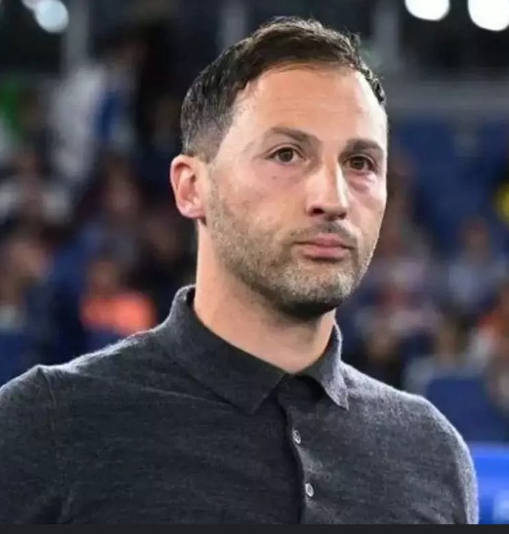 İlk fotoğraftaki 3 sene üst üste şampiyon oldu Vezir bile yapmadık , ikinci fotoğraftaki on kişi kalmış üç Anadolu takımı yendi padişah yaptılar. 🥲