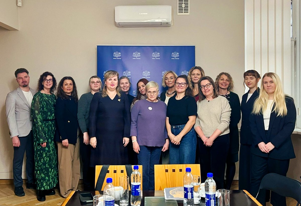 PatverumsDM's tweet image. Šodien @Arlietas Konsulārajā departamentā ar kolēģiem no 🇱🇻🇳🇴🇵🇱 🇫🇮 runājām par cilvēktirdzniecības un īpaši - darbaspēka ekspluatācijas - novēršanu.
Paldies #CentrsMARTA un visiem dalībniekiem!

Ziņa ar @SIFlv atbalstu.
#cilvēktirdzniecībainē #RodiPatvērumuDrošajāMājā #sadarbība