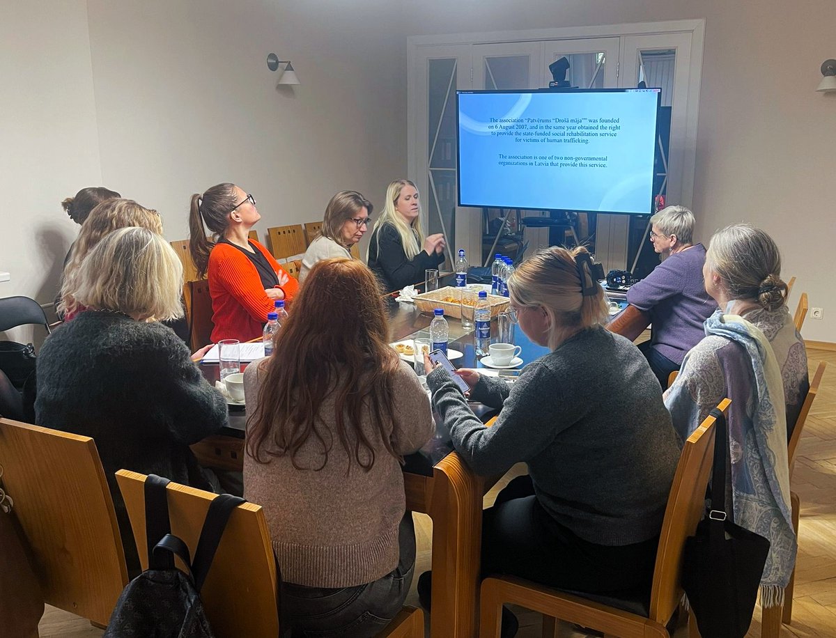 PatverumsDM's tweet image. Šodien @Arlietas Konsulārajā departamentā ar kolēģiem no 🇱🇻🇳🇴🇵🇱 🇫🇮 runājām par cilvēktirdzniecības un īpaši - darbaspēka ekspluatācijas - novēršanu.
Paldies #CentrsMARTA un visiem dalībniekiem!

Ziņa ar @SIFlv atbalstu.
#cilvēktirdzniecībainē #RodiPatvērumuDrošajāMājā #sadarbība