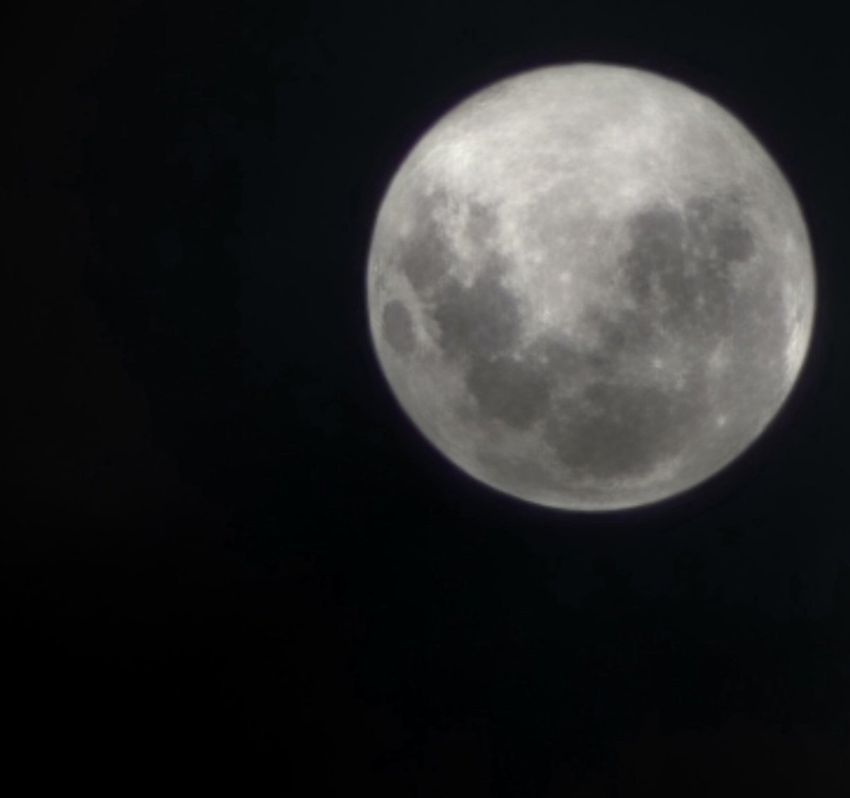 WirunratS89593's tweet photo. #SuperFullMoon สุดท้ายแห่งปี พลังเเห่งการ"ปิดจบ" และ"การเริ่มต้นใหม่" ขอให้มีเเต่สิ่งดีๆเข้ามานะครับ
ไม่เคยคิดว่า ดวงจันทร์จะสวยขนาดนี้
#UpPoom #uppoompat #poompps https://t.co/F8QD1AVR8p
