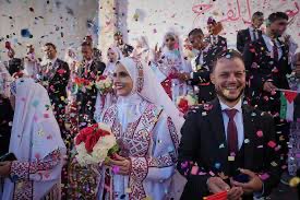 AMB_Alhamed's tweet photo. هناك من يزرع الفرح، وهناك من يقتلع الفرحة بذريعة الدين والولاء الزائف الذي لا يورث إلا الخراب.. شتان بين قلبٍ خلق ليمنح الطمأنينة، وقلب خلق ليخطف الأمن من البشر.. هنا يد تلم الشمل، وتقيم الأفراح للفقراء، وتسد الجوع، وتؤوي من ضاقت بهم الأرض، وتصون الستر والكرامة، وتداوي الجراح… وهناك يد أخرى لا تعرف إلا الظلام.. وفي قلب كل زمان، يولد قائد إنسان، يتدفق عطاؤه كما النهر، فيلهم من حوله دفء القلوب وإشراق الأمل في النفوس، هذه الإنسانية تجسدت في صاحب السمو الشيخ محمد بن زايد آل نهيان "حفظه الله"، الذي يسير في دروب الخير حيث الحاجة، ويزرع الأمان و��لطمأنينة في كل روح تتعطش للرحمة.. عطايا سموه فاضت كالنبع الصافي، من علاج ودواء إلى ستر ومأوى، يستمد كل خطوة من الإرث الراسخ في بناء الإنسان للوالد المؤسس الشيخ زايد "طيب الله ثراه"... إنه قائد يرى في كل محتاج أخاً، وفي كل محاولة للإغاثة استثماراً في الإنسانية جمعاء.. بوصلته الصدق، ومنهاجه الرحمة، وعينه ترنو دائماً إلى مستقبلٍ يزهر فيه الأمل، وتغدو فيه الطمأنينة حقاً لكل إنسان.. سموه يعلمنا أن القيادة رسالة حياة وعطاء، وأن الإنسان هو جوهر كل نهضة، وأن الخير لا يُوزع فحسب، بل يُزرع ليثمر في القلوب والأجيال.