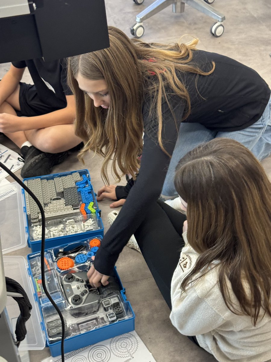 MrZamarron_KMS's tweet image. Engineering is busy building their robots in class. Thanks @HumbleISD_FDN! 😊#KMSCougarPride #HumbleCTE @HumbleISD_KMS @HumbleISD_CTE