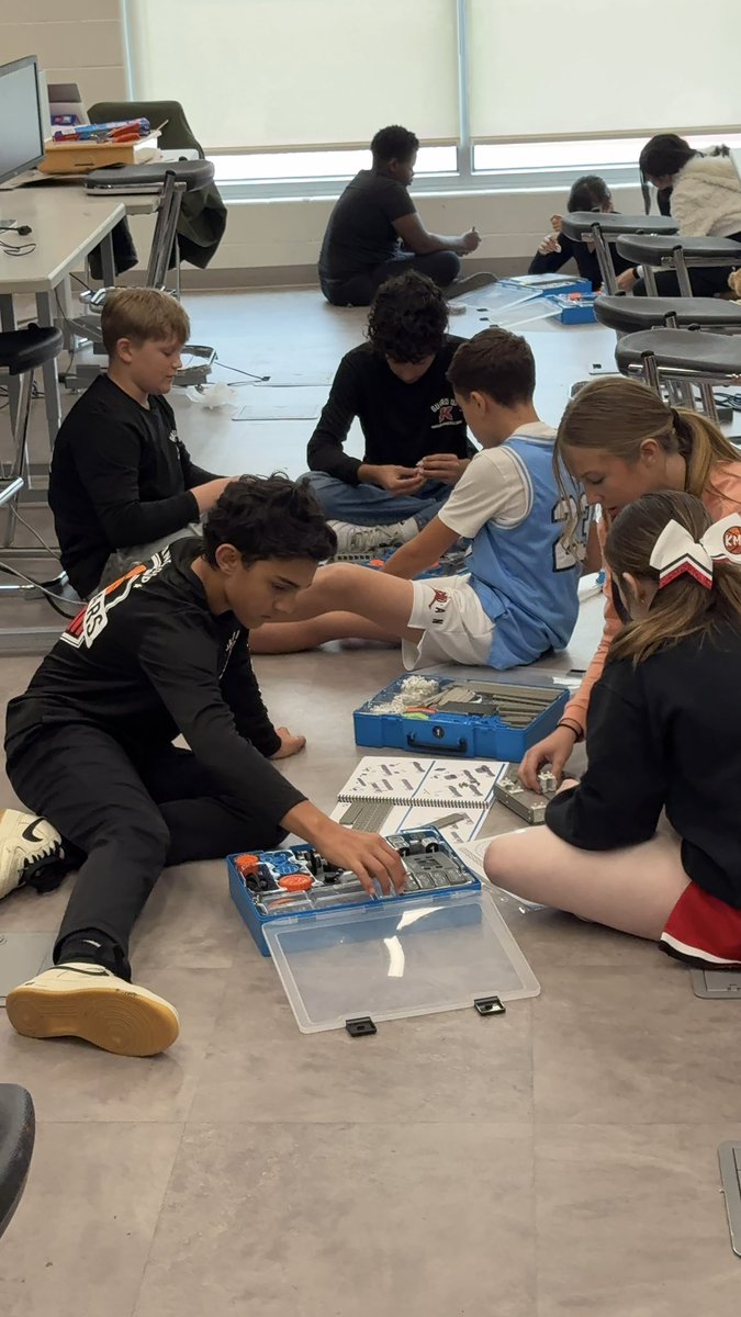 MrZamarron_KMS's tweet image. Engineering is busy building their robots in class. Thanks @HumbleISD_FDN! 😊#KMSCougarPride #HumbleCTE @HumbleISD_KMS @HumbleISD_CTE