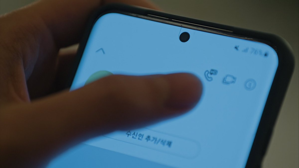 그래도...아진이가 문도혁을 움켜쥘 증거영상을 확인하는 것보다 들릴 리 없는 재오의 목소리를 먼저 들으려 했다는 게..쓸 데 없는 짓을 한 번 해보려고 했다는 게 슬프고 좋았어
미래에 대한 확신을 얻는 것보다 재오에 대한 슬픔이 더 커서 핸드폰도 놓치고 그저 울었던 것도

🔗친애하는X