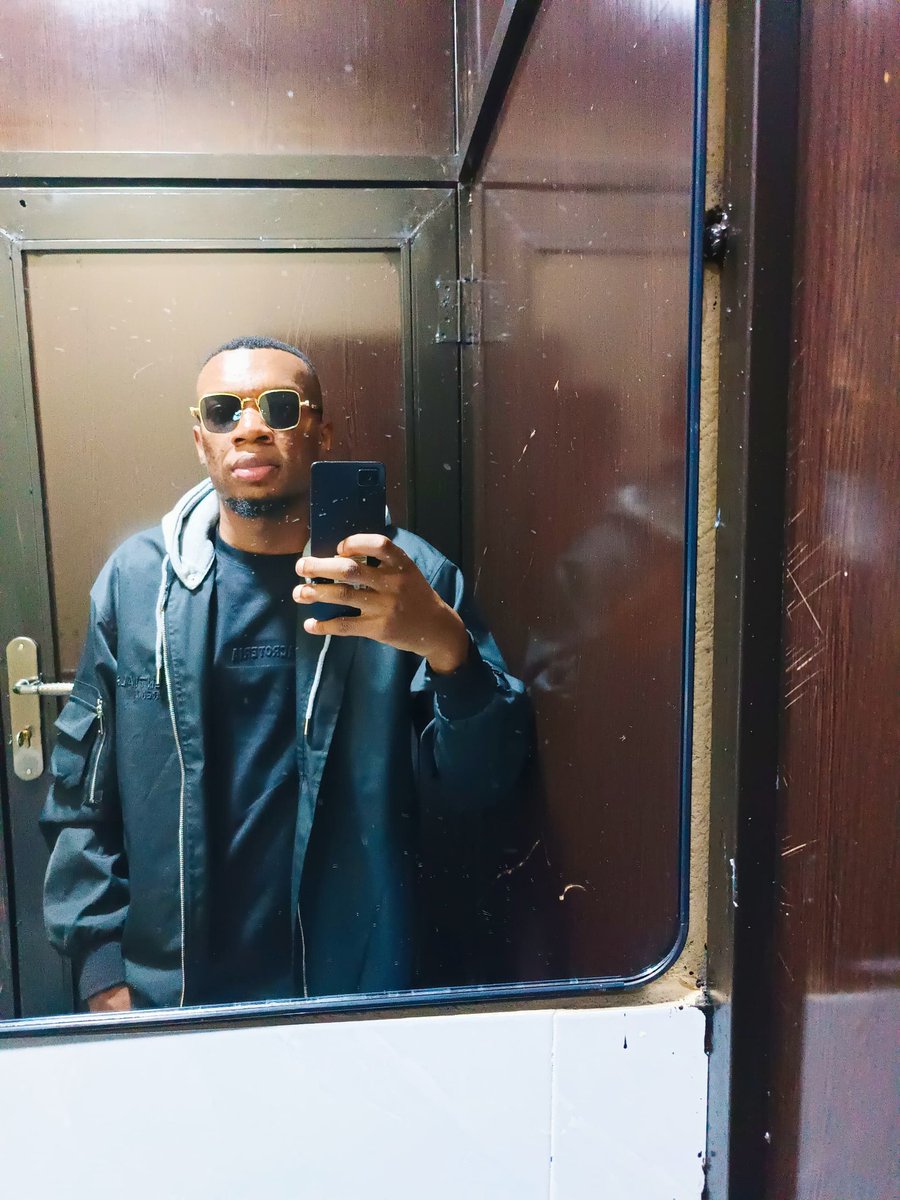 Sindimadziwa kuti Redmi amathekaso mirror selfie💀🤣🤣🙌

Share money to buy an iphone guys🙏🤣🤦